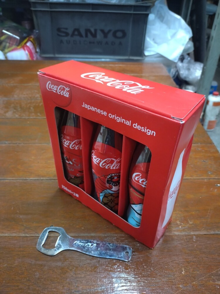 瓶のコカ・コーラ☆250ml×3 中身入り 昭和レトロ☆中古の栓抜きオマケで拍卖