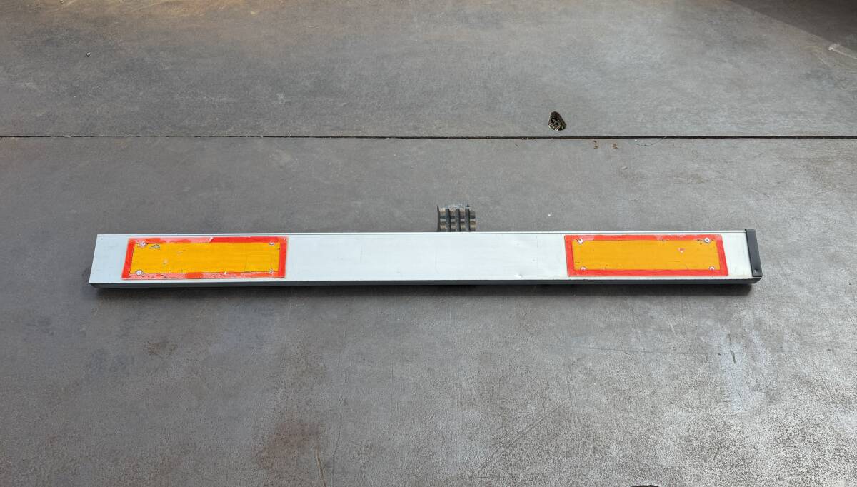 リアバンパー★本体のみ★アルミ製★205CM★刻印無し★反射板付★追突防止★即決★N119A1拍卖