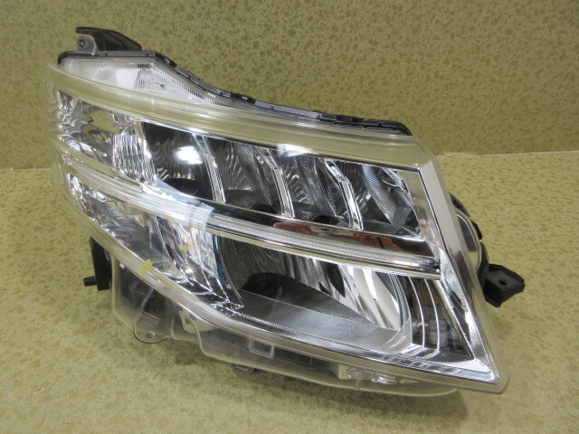 良品 トヨタ ルーミー M900A/M910A 前期 純正 LED 右 ヘッドライト拍卖