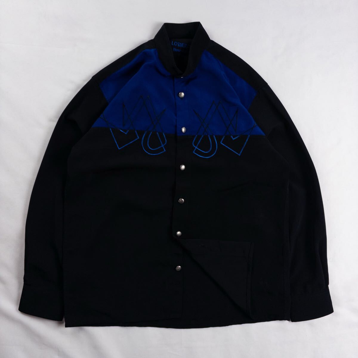 US Vintage 00s LOBERDE ポリ バンドカラー バイカラー 刺繍 立体 アート メタル風ボタン とろみ ドレープ デザインシャツ ポリシャツ拍卖