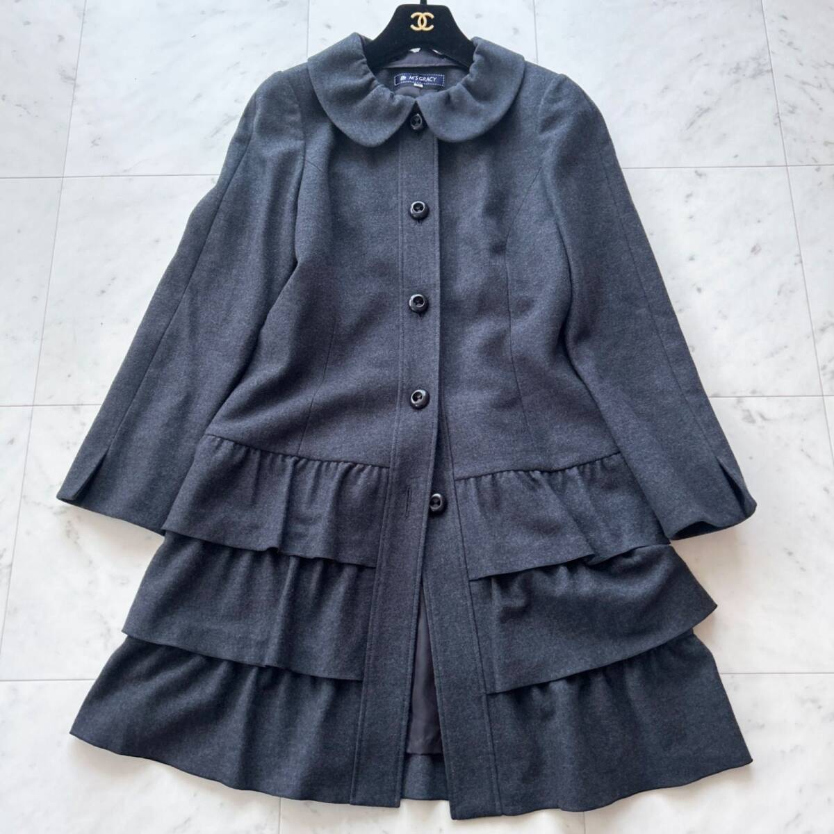 美品 M'S GRACY エムズグレイシー フリルコート グレー 38 ウール100%拍卖