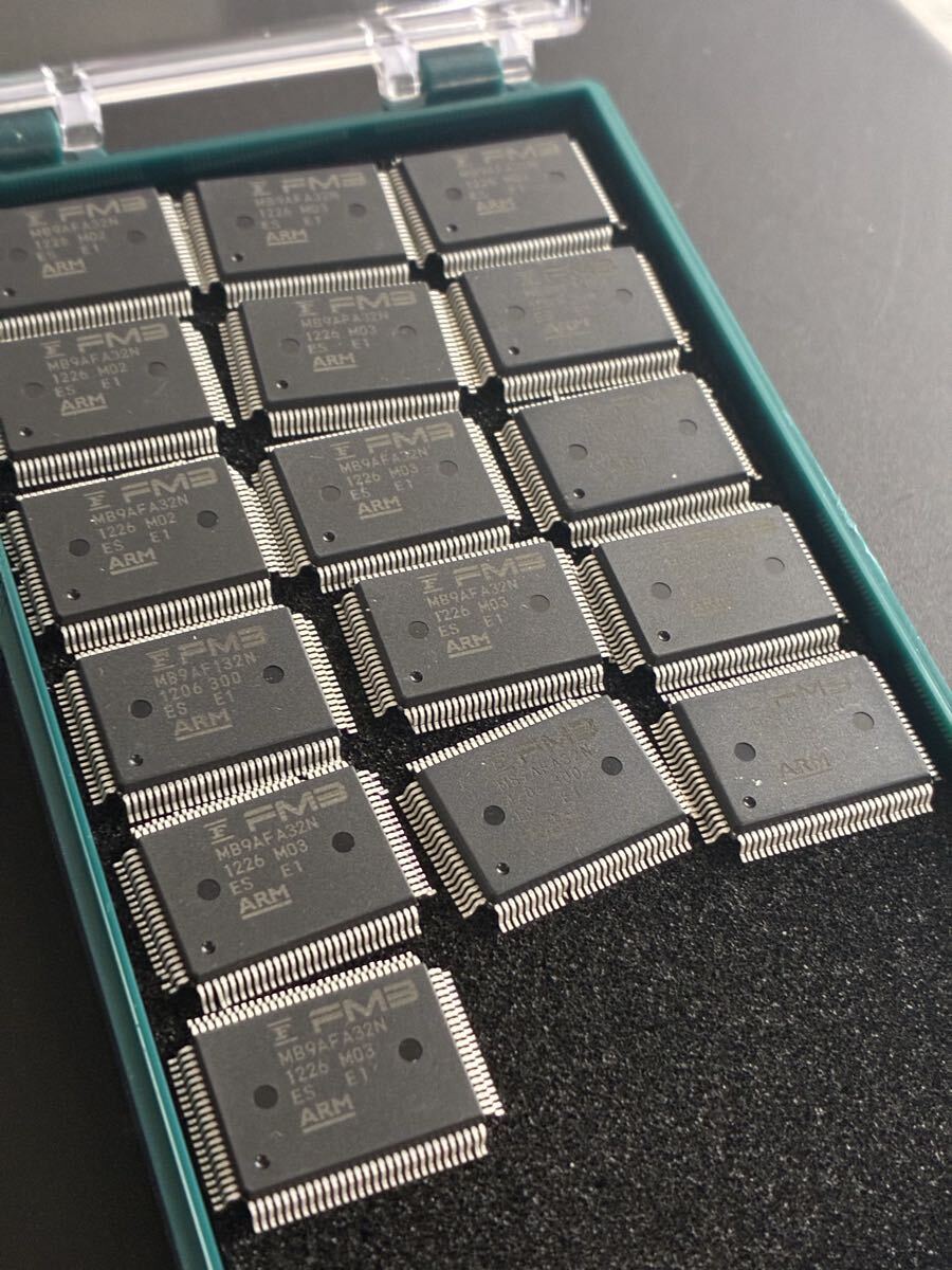 Arm Cortex-M3 32bitマイコン 一部足曲がりあり + エンジニアICケース半導体②拍卖
