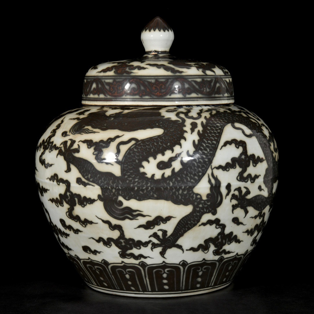 TM9#9162【3.1】中国骨董 人間国宝 磁器【明嘉靖釉里紅竜紋蓋壺】工芸品 施釉陶 青花磁 陶芸 精美彫 置物 收藏品 拍卖