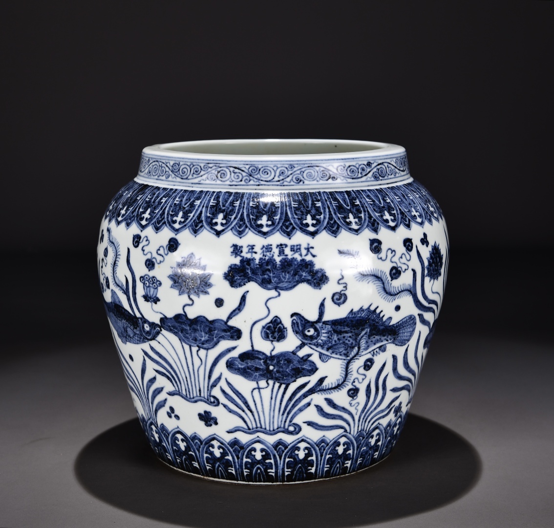 TM9#9186【3.1】中国骨董 人間国宝 磁器【旧蔵明宣徳鯖藻紋巻壺】工芸品 施釉陶 青花磁 陶芸 精美彫 置物 收藏品 拍卖
