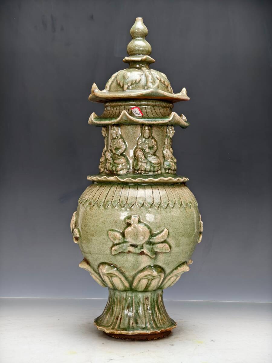 TM9#8743【3.1】中国骨董 人間国宝 磁器【龍泉窯青磁の蓋を少し開けます】工芸品 施釉陶 青花磁 陶芸 精美彫 置物 收藏品 拍卖