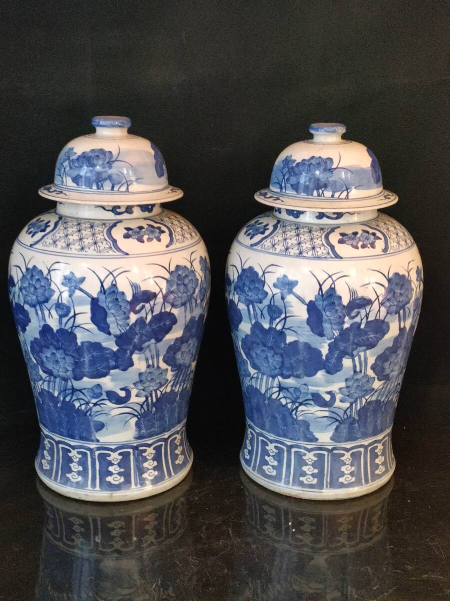 TM9#9496【3.1】中国骨董 人間国宝 磁器【元鯖荷柄将軍缶一対です】工芸品 施釉陶 青花磁 陶芸 精美彫 置物 收藏品 拍卖