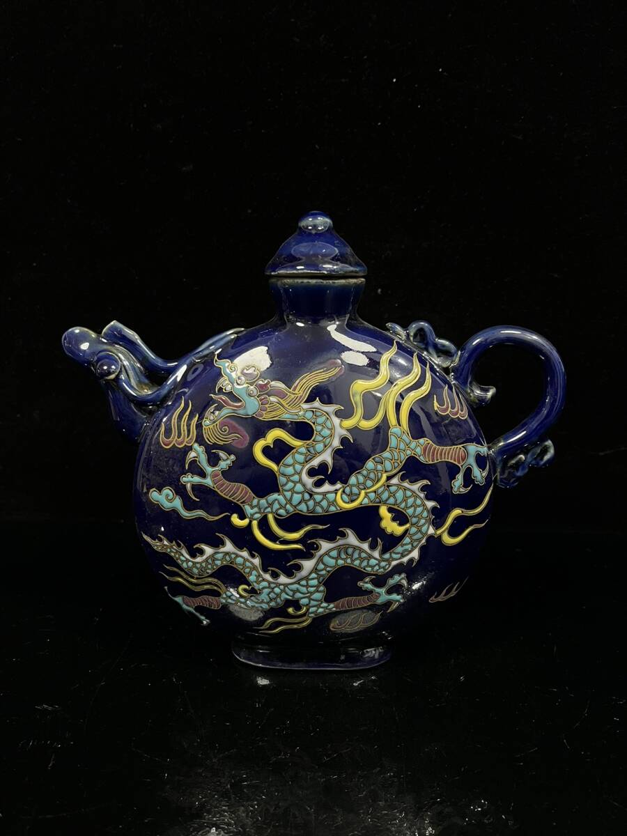 TM9#9514【3.1】中国骨董 人間国宝 磁器【元代の霽藍釉五色盤竜雲紋紋扁壺を飾ります】工芸品 施釉陶 青花磁 陶芸 精美彫 置物 收藏品 拍卖