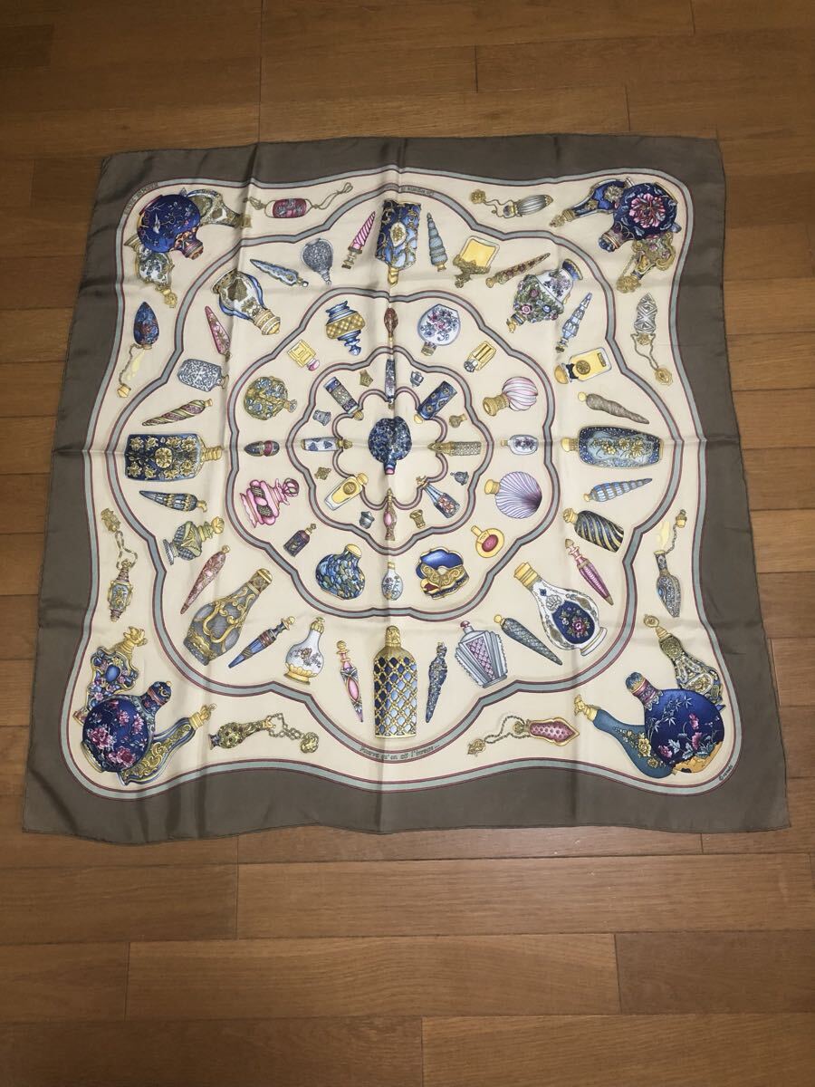 ◆ HERMES エルメス スカーフ◆ 香水瓶 カレ90 シルク100 大判◆ベージュブラウン系◆拍卖