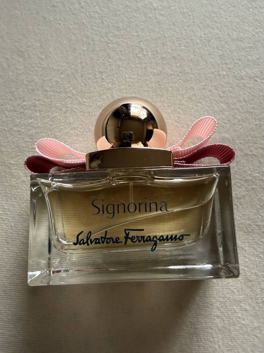 香水 サルヴァトーレ フェラガモ シニョリーナ オーデパルファム 30ml イタリア製 箱付き 60サイズ発送拍卖