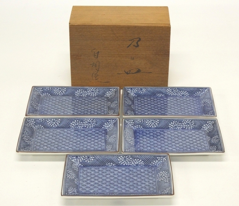 S645Sちょる 【工芸品】有田焼 白陶窯 小皿 5枚 祥瑞柄 染付 木箱 四角 豆皿 取り分け皿 小料理 お通し 和食器 和骨董品  拍卖