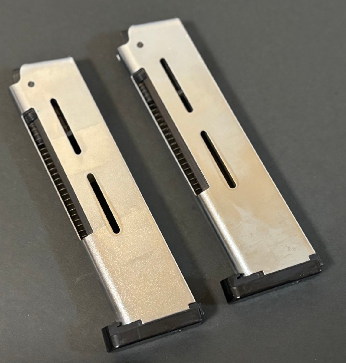 ■ 絶版 MGC コルトガバメント ウィルソン ドジャース スペアマガジン BB弾 2本 状態良好 ★拍卖