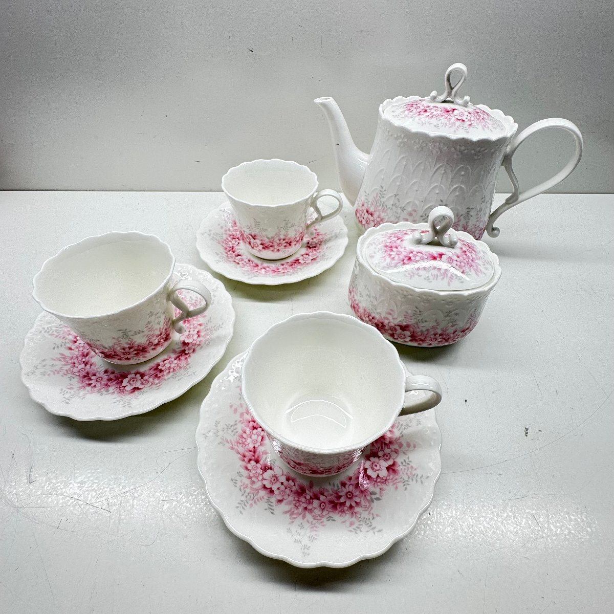 【中古品】NARUMI ナルミ BONE CHAINA ボーンチャイナ カップ&ソーサー 3客セット ティーポット シュガーポット 花柄 ピンク 現状品拍卖