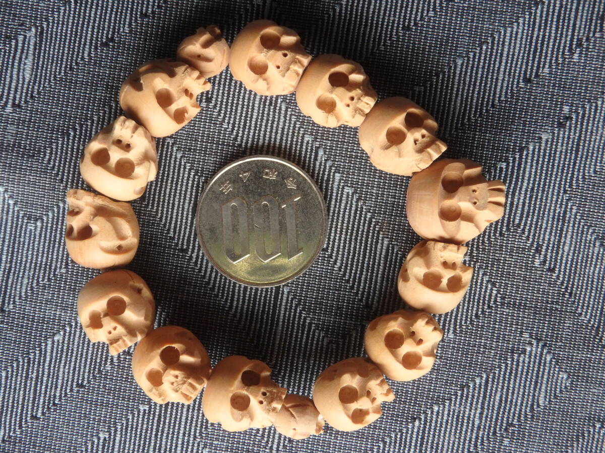 玉手箱シリ-ズ オ-5 天然珍品特大粒黄楊木透彫腕輪念珠「髑髏」拍卖