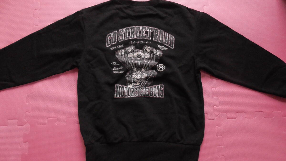 新品 140 長袖トレーナー 黒 バイク マフラー柄 背中英字ロゴかすれプリント バックプリント 裏毛 双子 小学生 男の子 秋物 130〜 送料無料拍卖