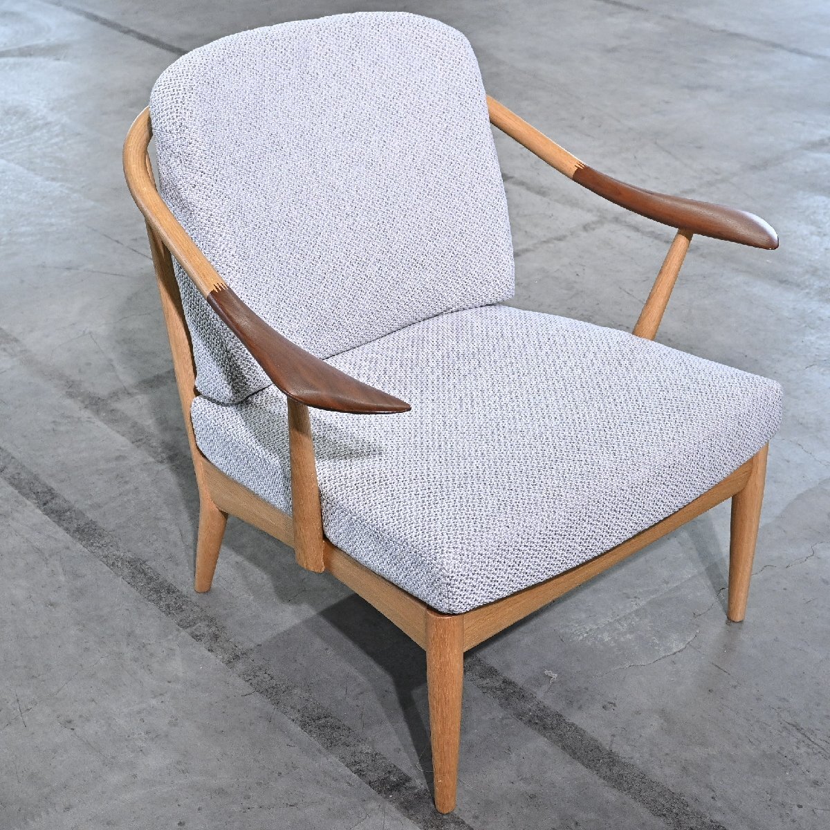 展示品 日進木工 26万「WHITE WOOD/ホワイトウッド」ラウンジチェア オーク無垢材 ウォールナット アーム 肘掛け ソファ 飛騨 Nissin拍卖