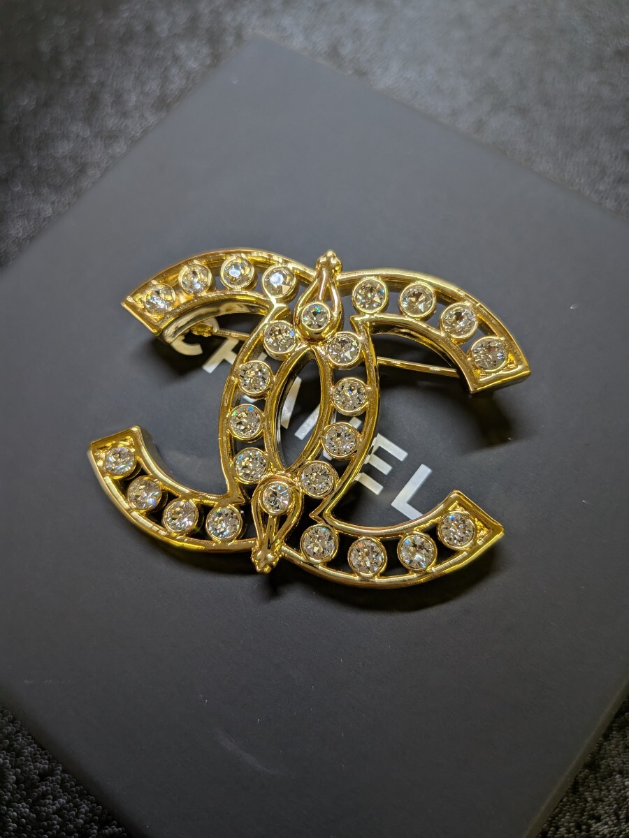 CHANEL シャネル ココマーク クリスタル 型抜き ブローチ ゴールド ラインストーン L23A アクセサリー拍卖