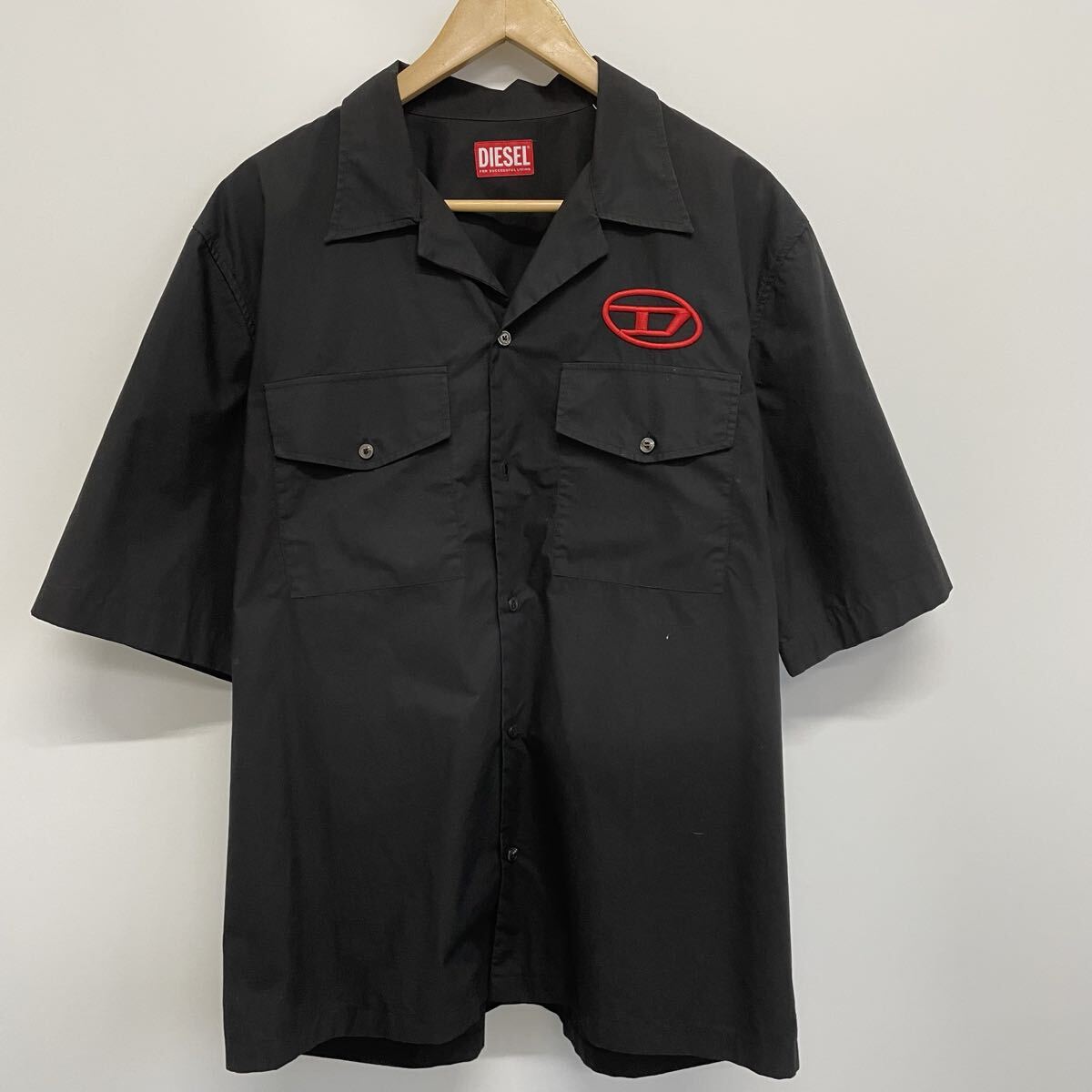 【DIESEL】ディーゼル 胸ポケット オーバルDロゴ刺繍 52 半袖シャツ ブラック S-MAC-22-B 32拍卖