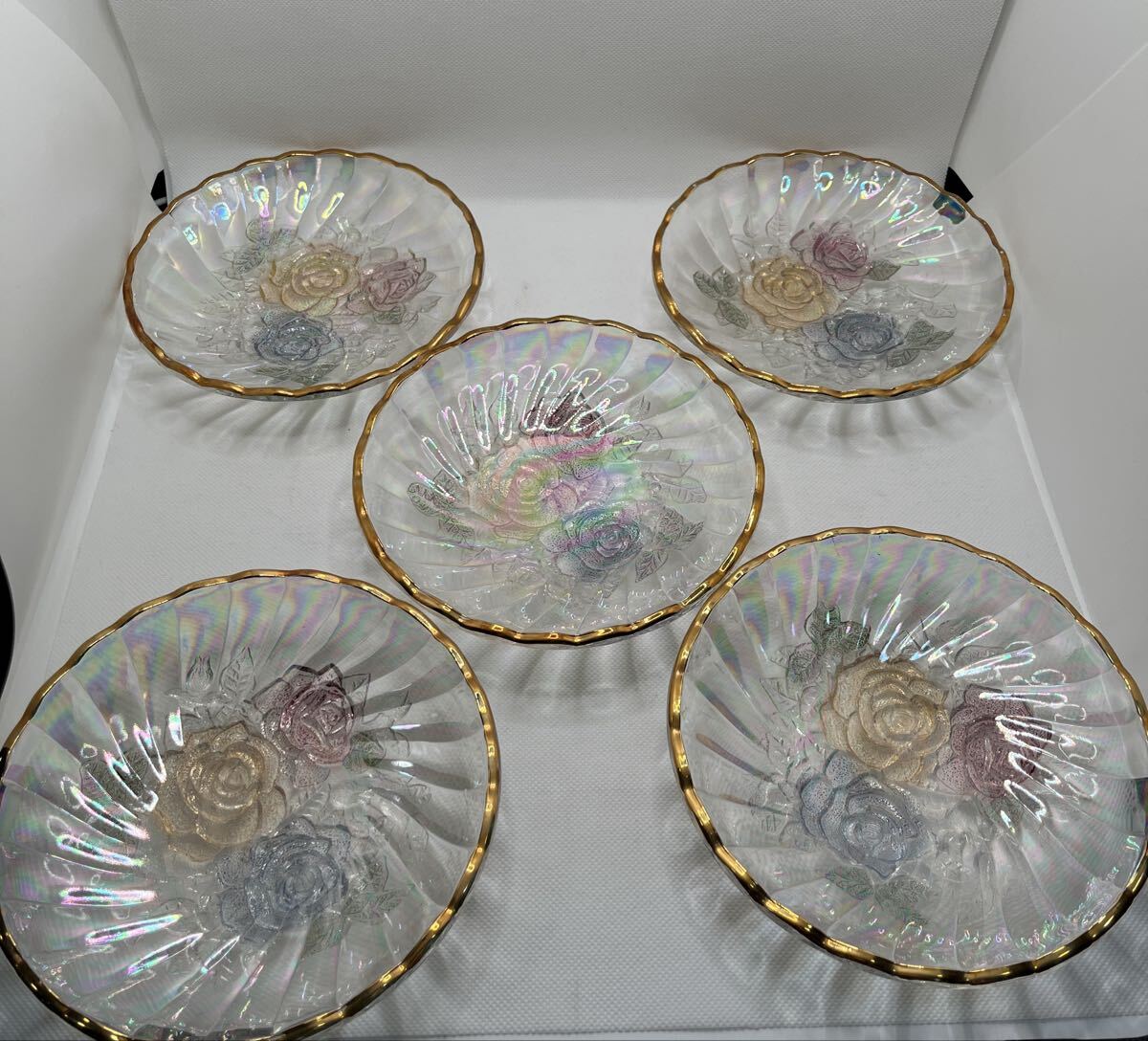 ☆未使用品 食器 レインボーローズ 5枚セット 金彩 バラ柄 ガラス皿 フルーツ皿 昭和レトロ拍卖