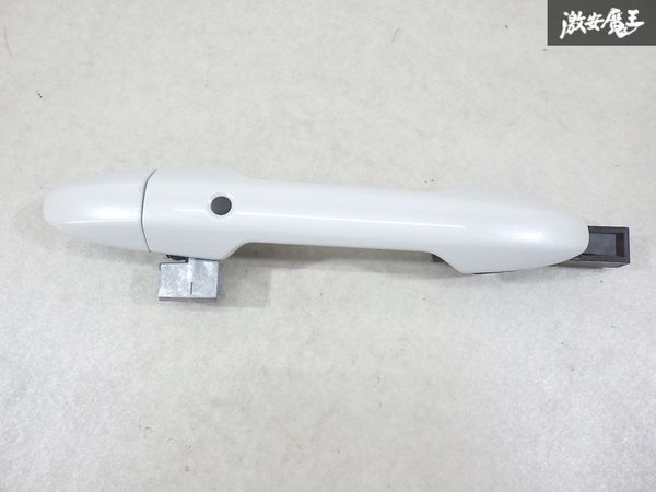 【きれい ストア出品 】 ホンダ 純正 GB7 フリード フロント アウターハンドル 片側のみ ホワイトパール系 即納 棚9-2-J拍卖