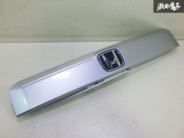 【ストア出品】 HONDA ホンダ 純正 GT1 GT2 フリード リア センター ガーニッシュ ライセンスガーニッシュ 74890-33F 即納拍卖