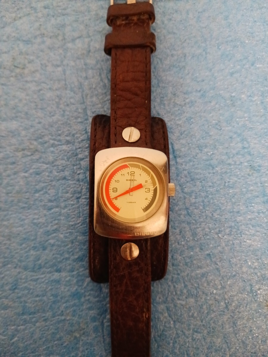 ディーゼル QZ ゴールド 文字盤 メンズ腕時計 レザーバングル DIESEL レトロ スクエア 3針 クォーツ QUARTZ QZ 腕時計拍卖