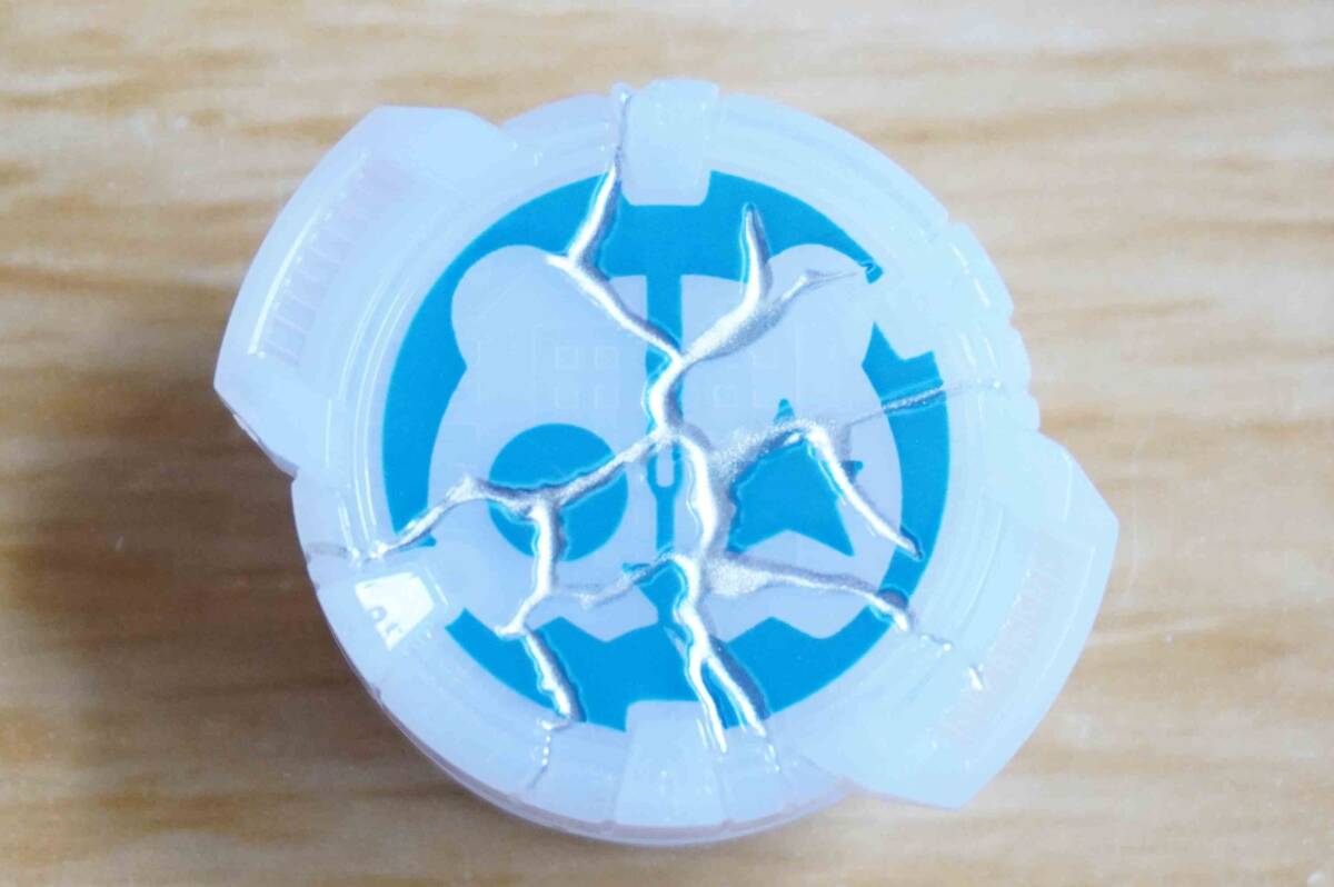 仮面ライダーシロー(ヒビ割れver.) コアID / DXデザイアドライバー対応 IDコア プレミアムバンダイ限定拍卖