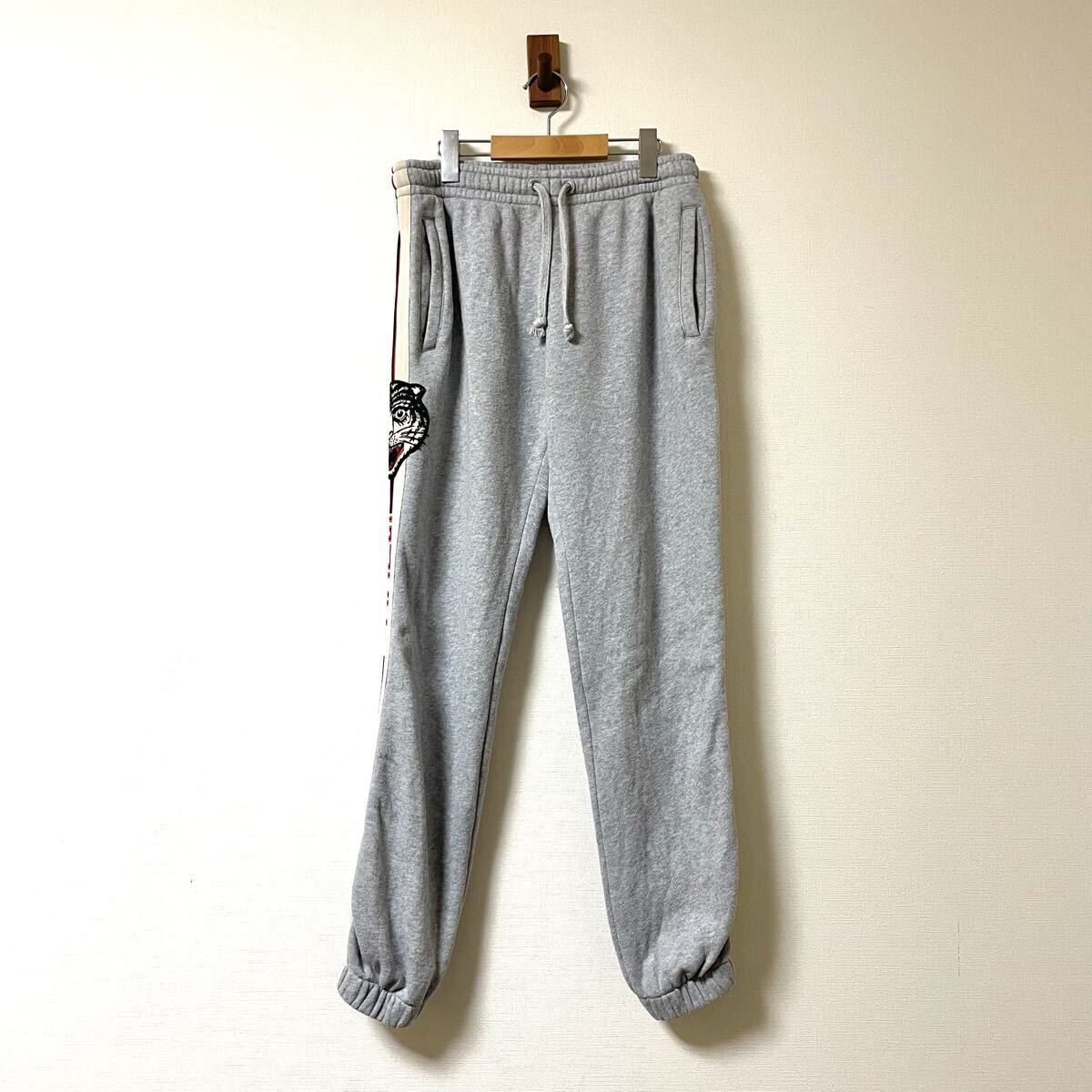 国内正規品 GUCCI スウェットパンツ サイドライン ロゴ タイガー ワッペン ジョガーパンツ グレー拍卖