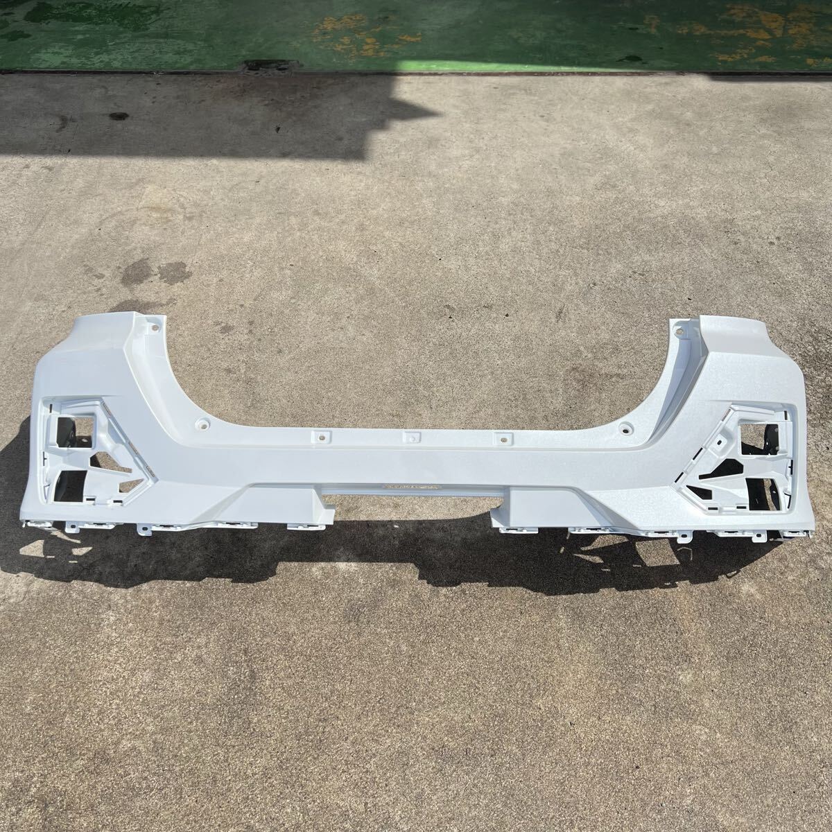 ライズ A210A リアバンパー・リヤバンパー 52159 B1310 A0 W25 ホワイト 白拍卖