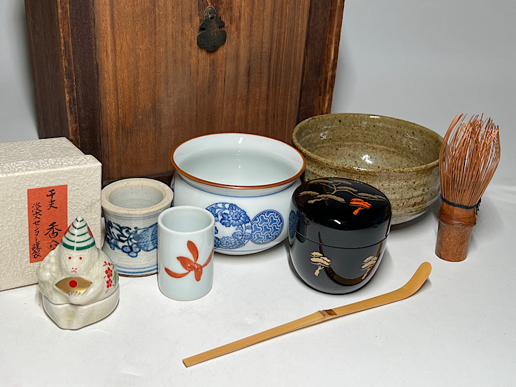 【瑞】木製茶箱 茶器 茶道具 一式 (茶碗 建水 茶筅 茶杓 棗 香合 蓋置 茶巾入れ)拍卖