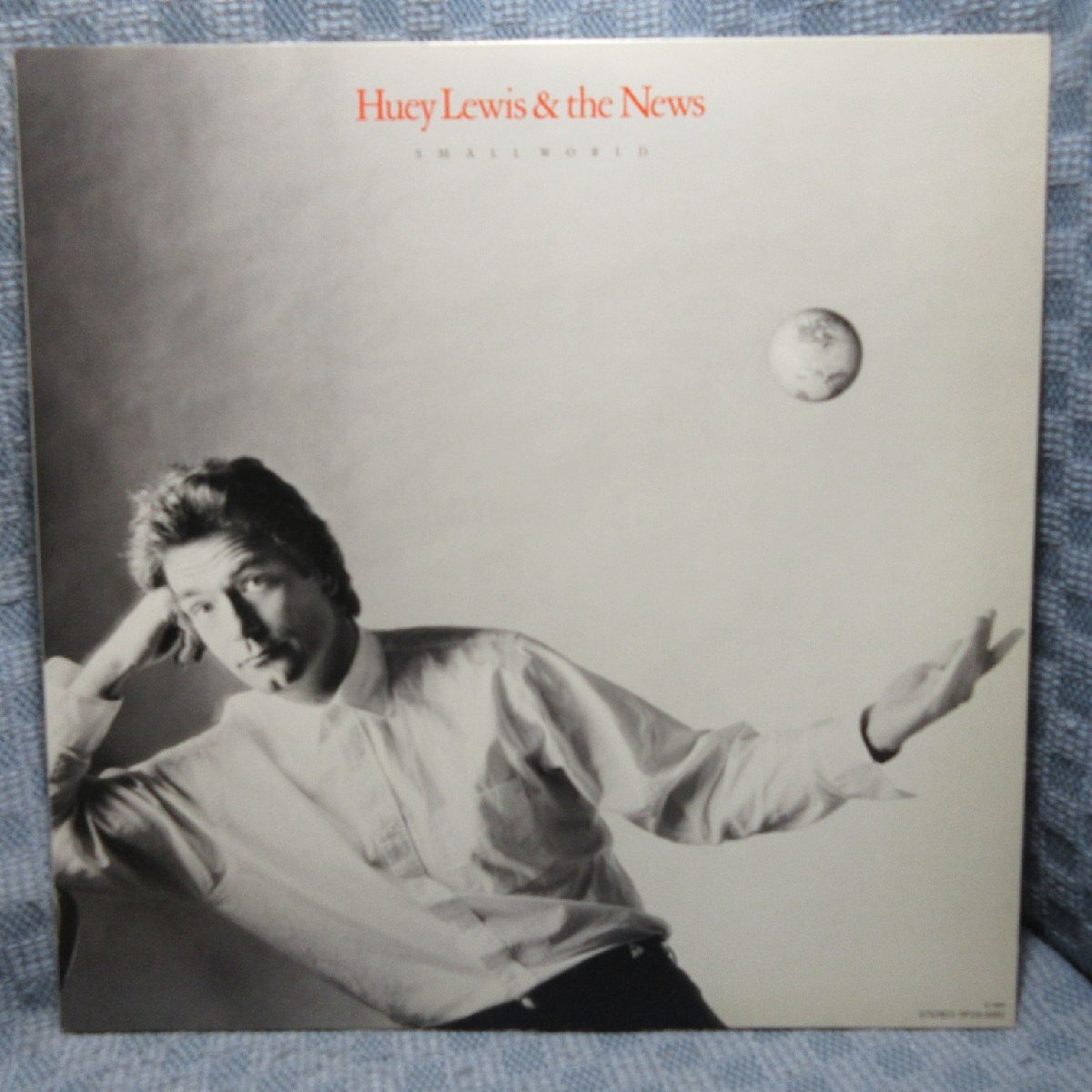 VA441●RP28-5660 HUEY LEWIS&THE NEWS ヒューイ・ルイス&ザ・ニュース「スモール・ワールド SMALL WORLD」LPレコード(アナログ盤)拍卖