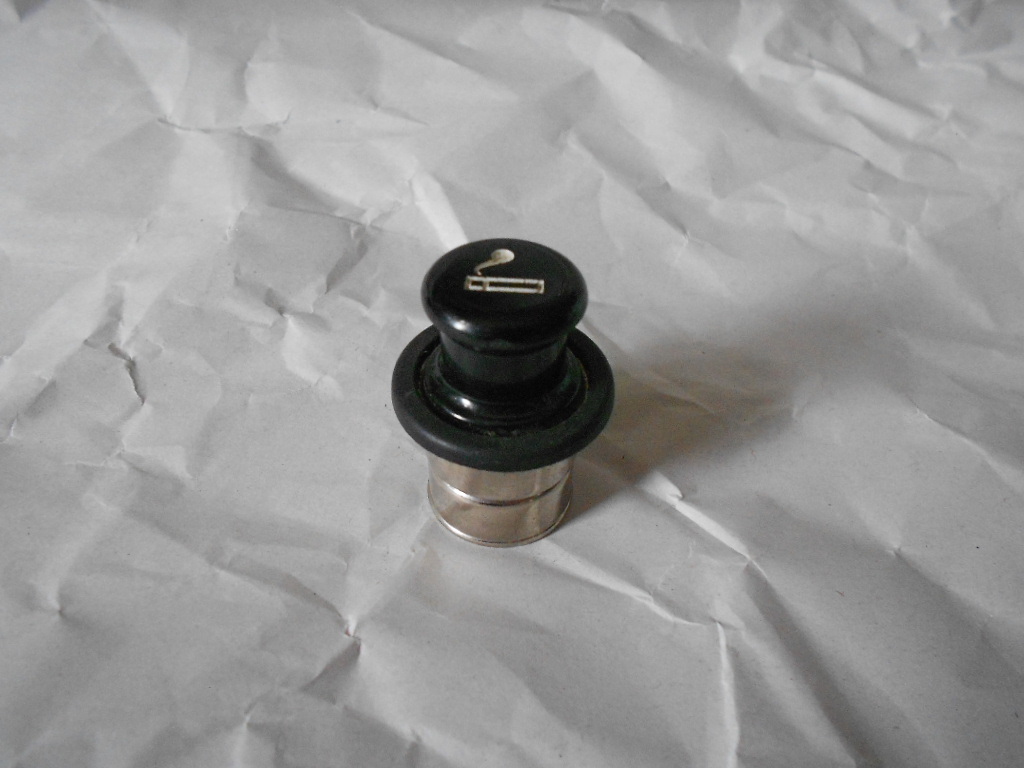 日産★純正シガライター★純正オリジナル仕様に★R32,R33,S13,S14,S15等に★黒い本体に白文字★当時もの★③拍卖