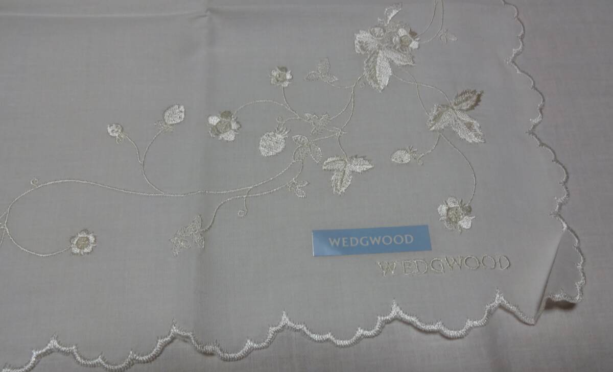ウエッジウッド(WEDGWOOD)の白色イチゴ模様の刺繍が施された大判ハンカチ(46㎝角)、フレーミング中西(株)、袋入り拍卖