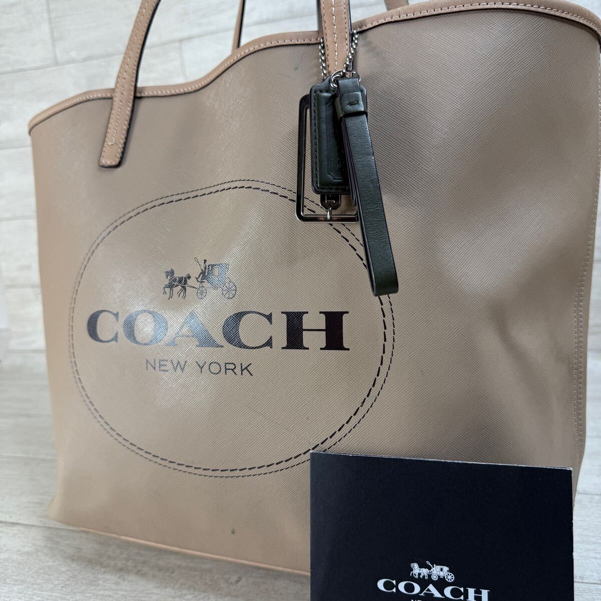 コーチ COACH トートバッグ ビジネスバッグブリーフバッグ 肩掛け 大容量 A4可 本革 レザー デカロゴ チャーム拍卖