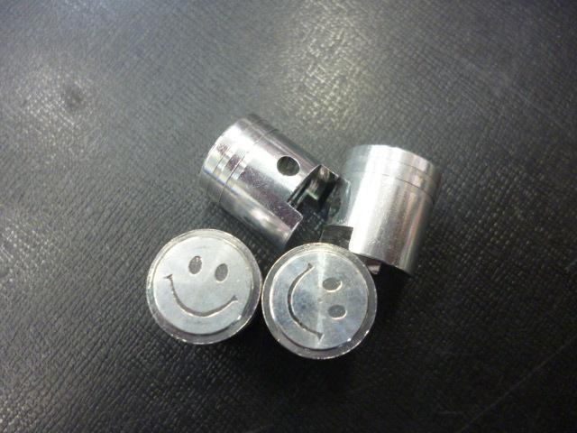 ニコニコマーク ピストン型 アルミエアーバルブキャップ シルバー 4個 定形外郵便可拍卖