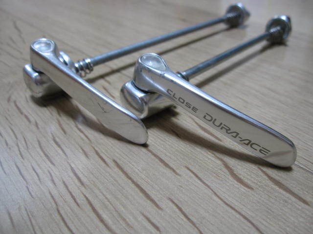 【即決価格 送料込み】シマノ(SHIMANO) デュラエース(DURA-ACE) FB-7700及びHB-7700用 クイックレリーズ クイックシャフト 前後ペア 美品拍卖