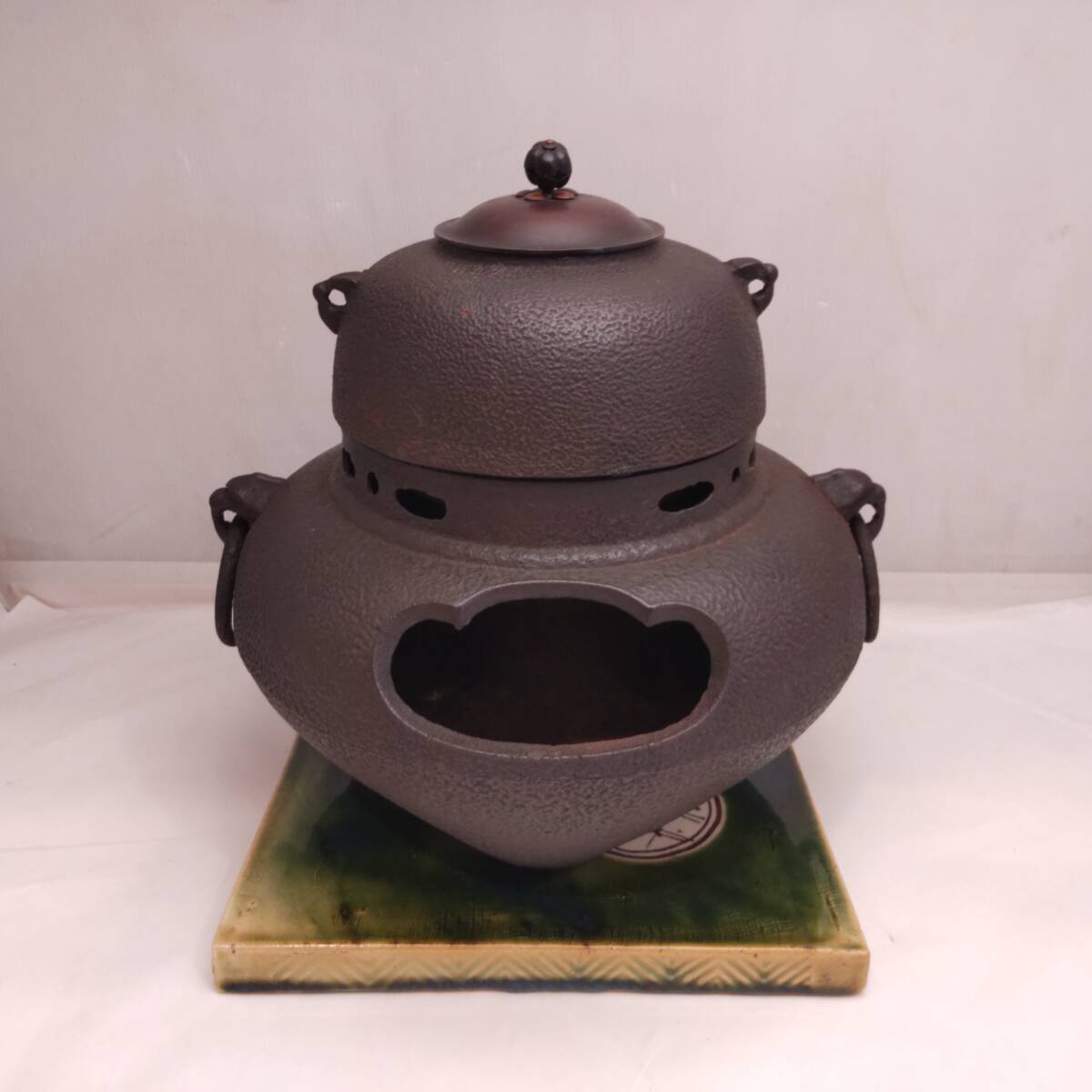 Y091805■鉄製 風炉釜 茶釜 高さ約28cm 胴径約30cm 釜置き陶板約27.5cm角 茶道具 さび付きあり■拍卖