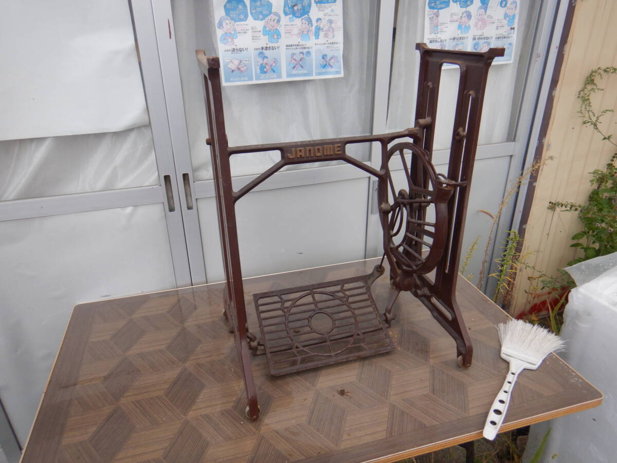 ミシン台 足踏みミシン 脚 ガーデニング テーブル台 ジャノメ JANOME 55X41X71CM 錆びあり 足踏み回ります拍卖