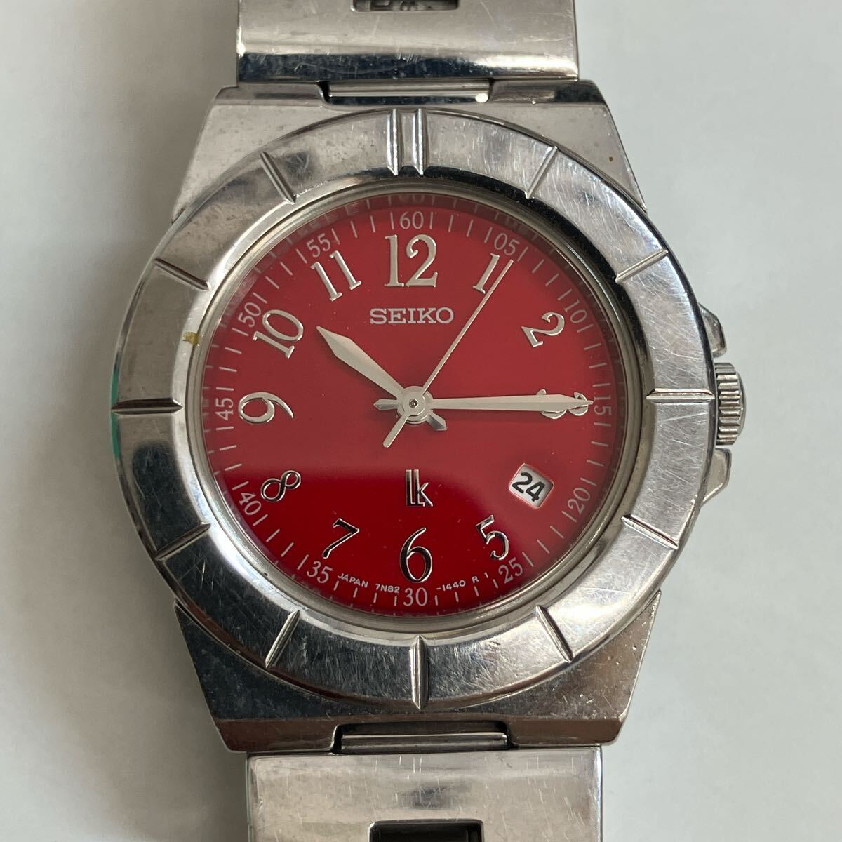 希少 セイコー SEIKO ルキア クォーツ デイト 腕時計 シルバーカラー ラウンド レッド文字盤 人気 動作未確認【8517】拍卖