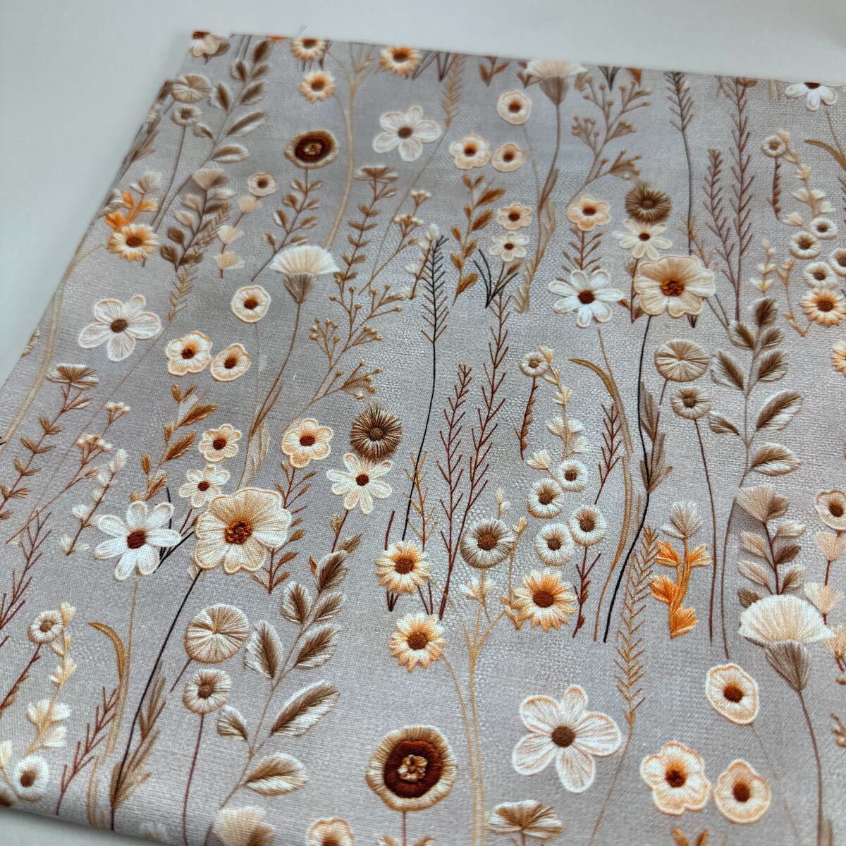 USAシーチング綿100%.生地幅110cm×50cm.刺繍風プリント、ベージュ花拍卖