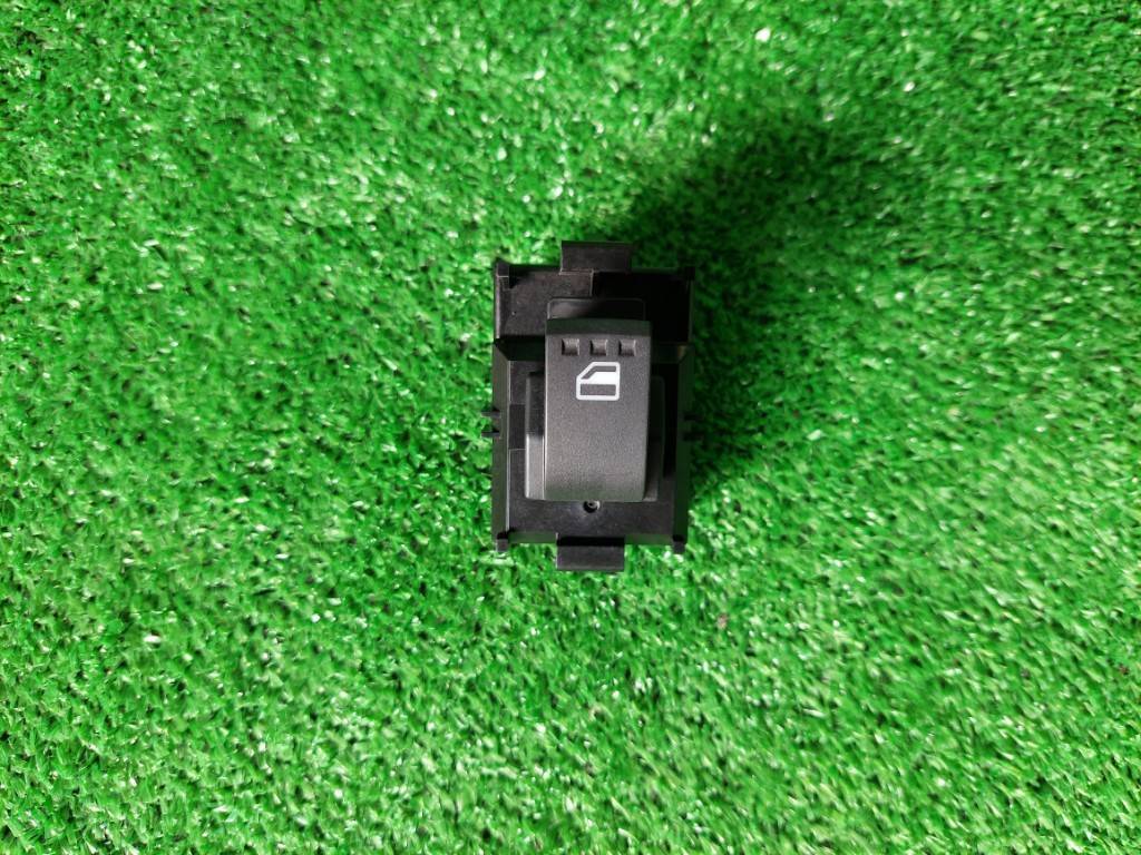 ダイハツムーヴ④ DBA-L175S パワーウインドウスイッチ助手席(動作確認済)初年度登録:平成19年拍卖