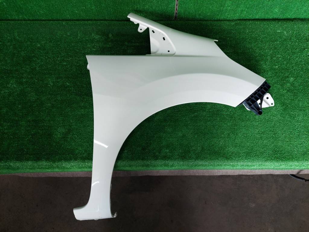 ホンダフィットハイブリッド①DAA-GP1 フロントフェンダー右 カラーNO:NH624P 初年度登録:平成24年拍卖