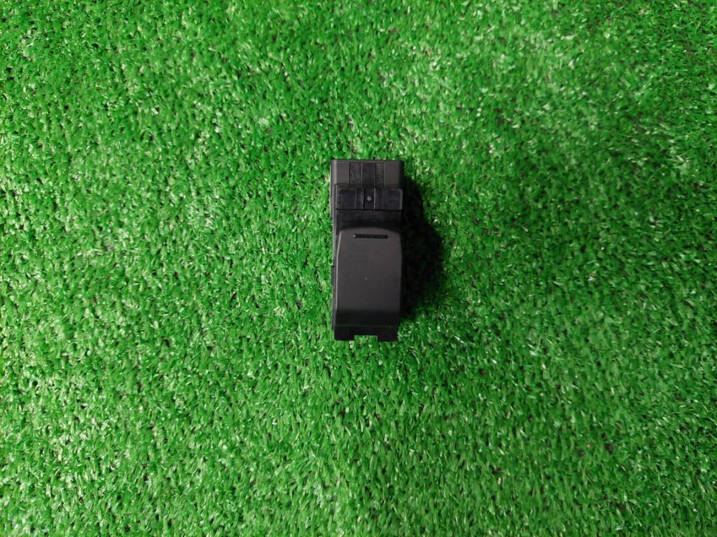 スバルステラカスタムRS ABA-RN1、RN2 パワーウインドウスイッチ助手席 初年度登録:平成22年拍卖