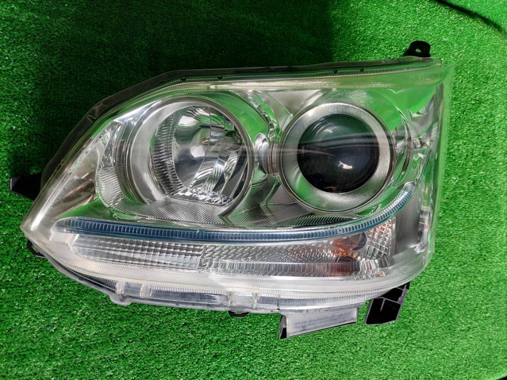 ダイハツムーヴカスタム③ DBA-LA100S、110S ヘッドライト左キセノンライト KoiTo110-51060 初年度登録:平成23年拍卖