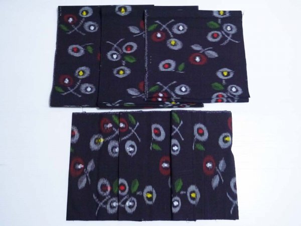 【KIRUKIRU】綿・絣生地 ハギレ 黒地 レトロな花柄 着物 反物 古布 古裂 襤褸 材料 和裁 リメイク 人形細工 ハンドメイド 手芸拍卖