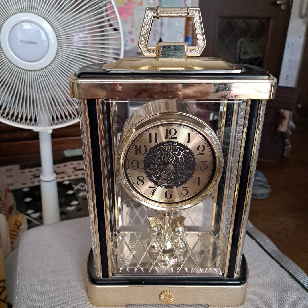 菊の御紋入りCITIZEN 昭和のシチズン時計/アナログクォーツ置時計/単3電池2本でクォーツ駆動と下部のデコレーションが回転/実働品拍卖