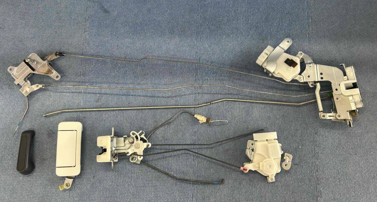 ダイハツ ハイゼットカーゴDX EBD-S321V 左スライドドア ラッチ セット拍卖