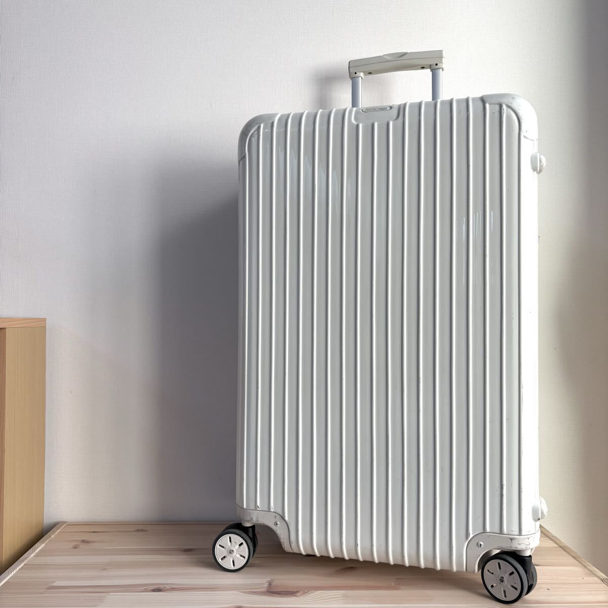 RIMOWA × UNITED ARROWS 78L キャリーケース エクリュ色 ホワイト リモワ ユナイテッドアローズ 4輪 限定拍卖