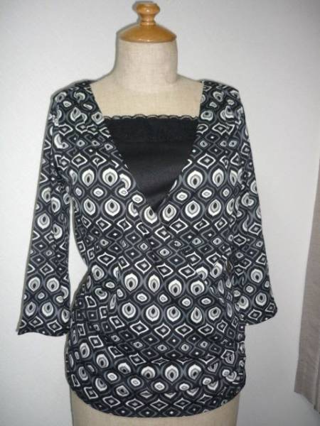 未使用タグ付。黒レトロ幾何学インナー付風カシュクール型カット拍卖