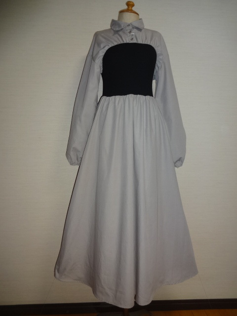 未使用タグ付。グレージュ色胸上黒リブ切替シャツ型OP拍卖