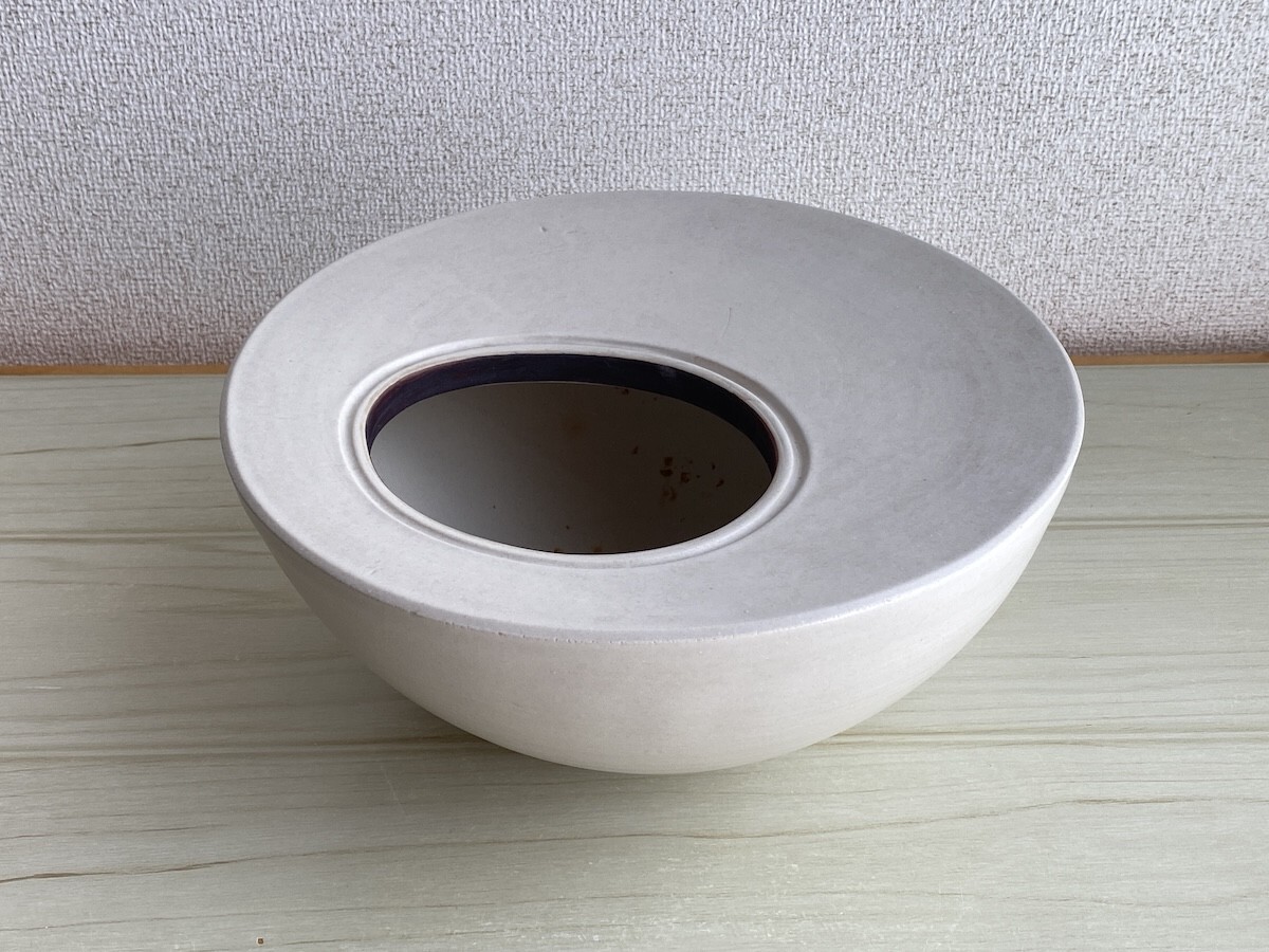 【KB79】洛山人 陶器 花瓶 半月型 薄いベージュ 直径25cm 高さ約11cm 重さ約2.8kg 陶磁器 焼物 花道 華道拍卖